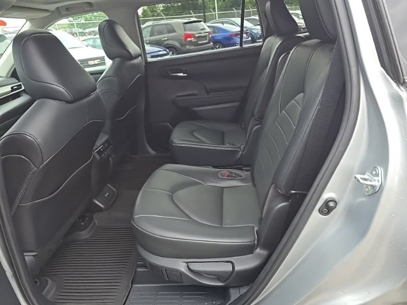 Used 2021 Toyota Highlander XLE AWD/4WD image 30