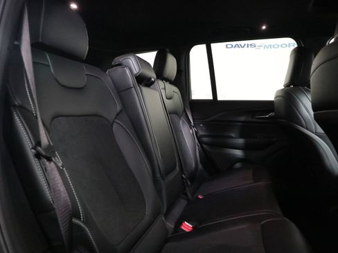 Used 2025 Jeep Grand Cherokee Altitude image 21