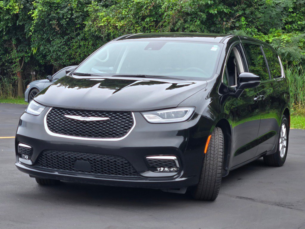 Used 2024 Chrysler Pacifica Touring-L FWD image 4