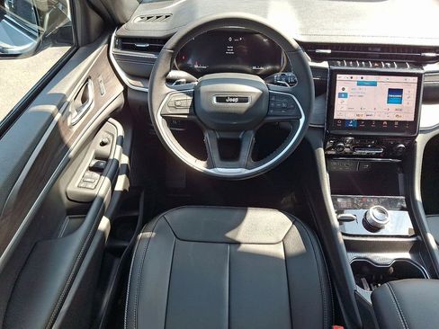 New 2025 Jeep Grand Cherokee Limited image 11