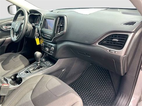 Used 2019 Jeep Cherokee Latitude w/ Cold Weather Group image 26