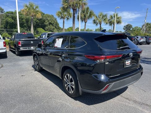 Used 2021 Toyota Highlander XLE AWD/4WD image 8