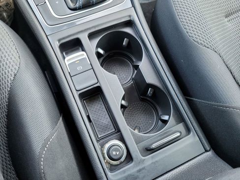 Used 2018 Volkswagen e-Golf SE image 21