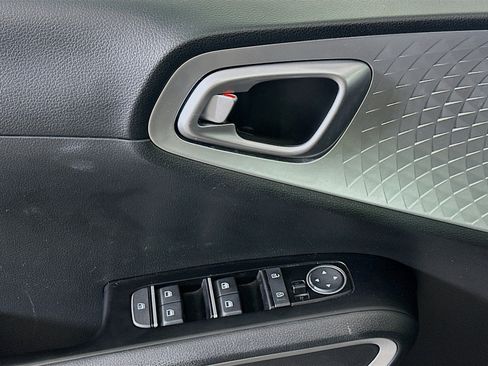 Used 2025 Kia Soul LX w/ LX Technology Package FWD image 15