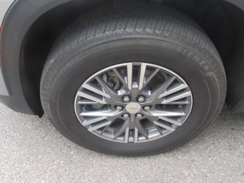 Used 2025 Chevrolet Traverse LT FWD image 5