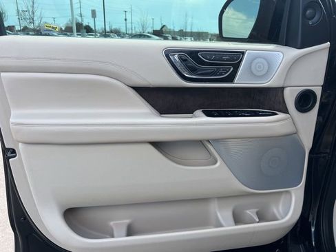 Used 2019 Lincoln Navigator Reserve image 28