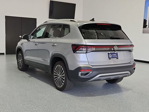 Certified 2025 Volkswagen Taos SE FWD image 6