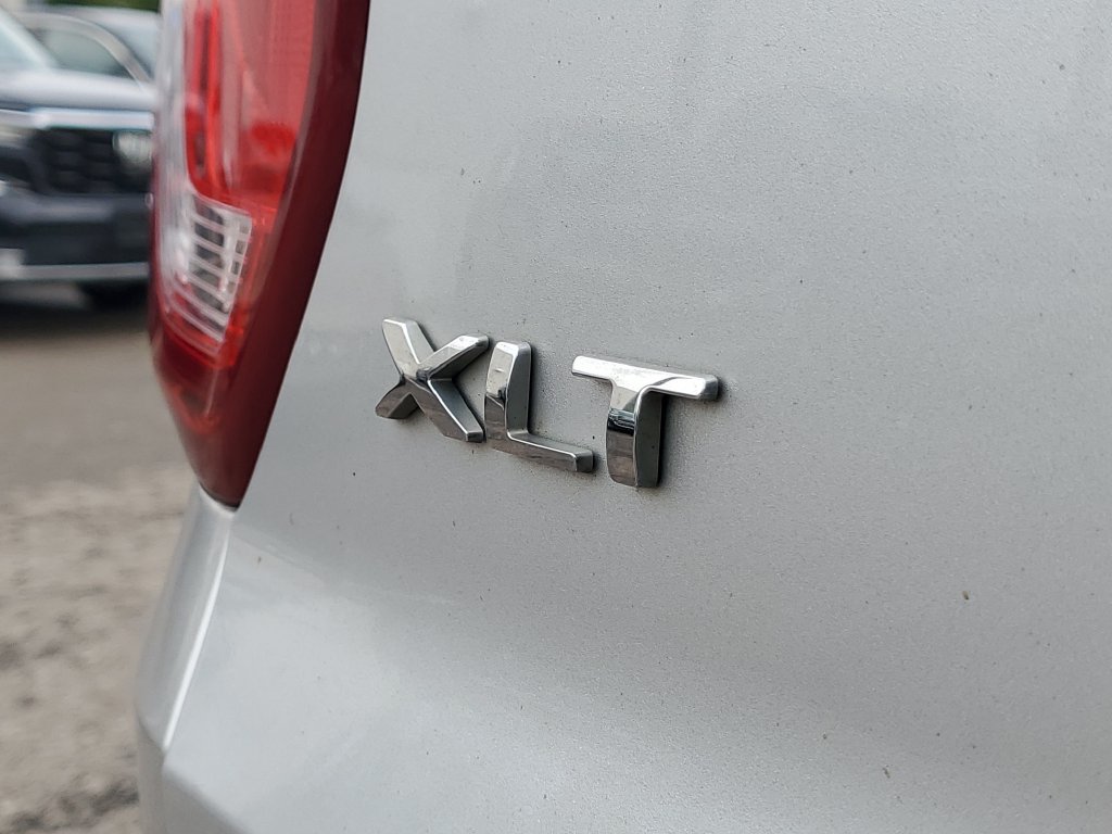 Used 2017 Ford Explorer XLT w/ Equipment Group 202A AWD/4WD image 6
