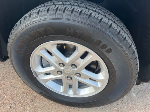 Used 2023 Jeep Grand Cherokee Laredo image 9