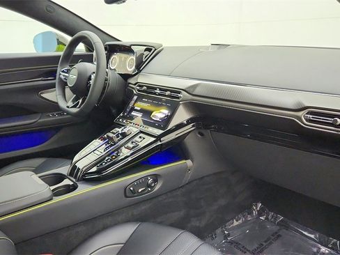 Used 2025 Aston Martin V8 Vantage Coupe image 19