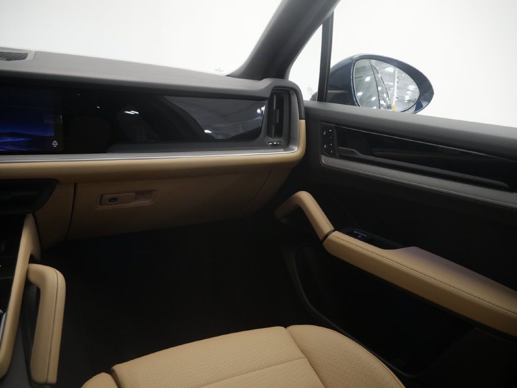 Certified 2026 Porsche Cayenne AWD/4WD image 40