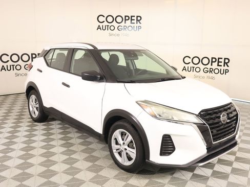 Used 2021 Nissan Kicks S image 1