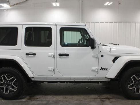 Used 2025 Jeep Wrangler Unlimited Sahara AWD/4WD image 11