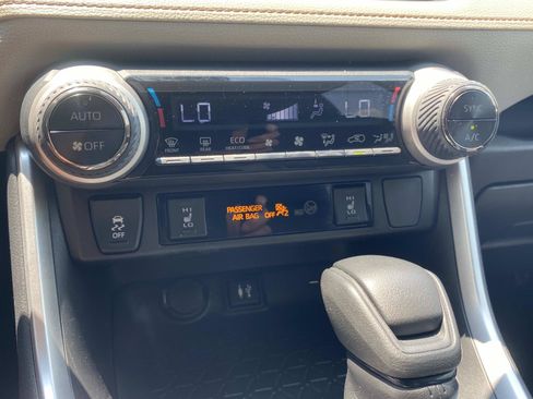 Used 2019 Toyota RAV4 XLE w/ Convenience Package FWD image 22