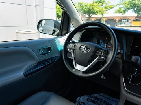 Used 2015 Toyota Sienna LE FWD image 11