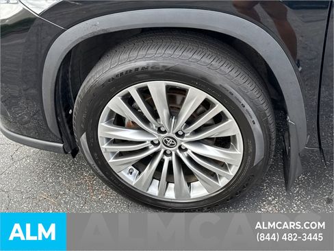 Used 2024 Toyota Highlander Limited image 12