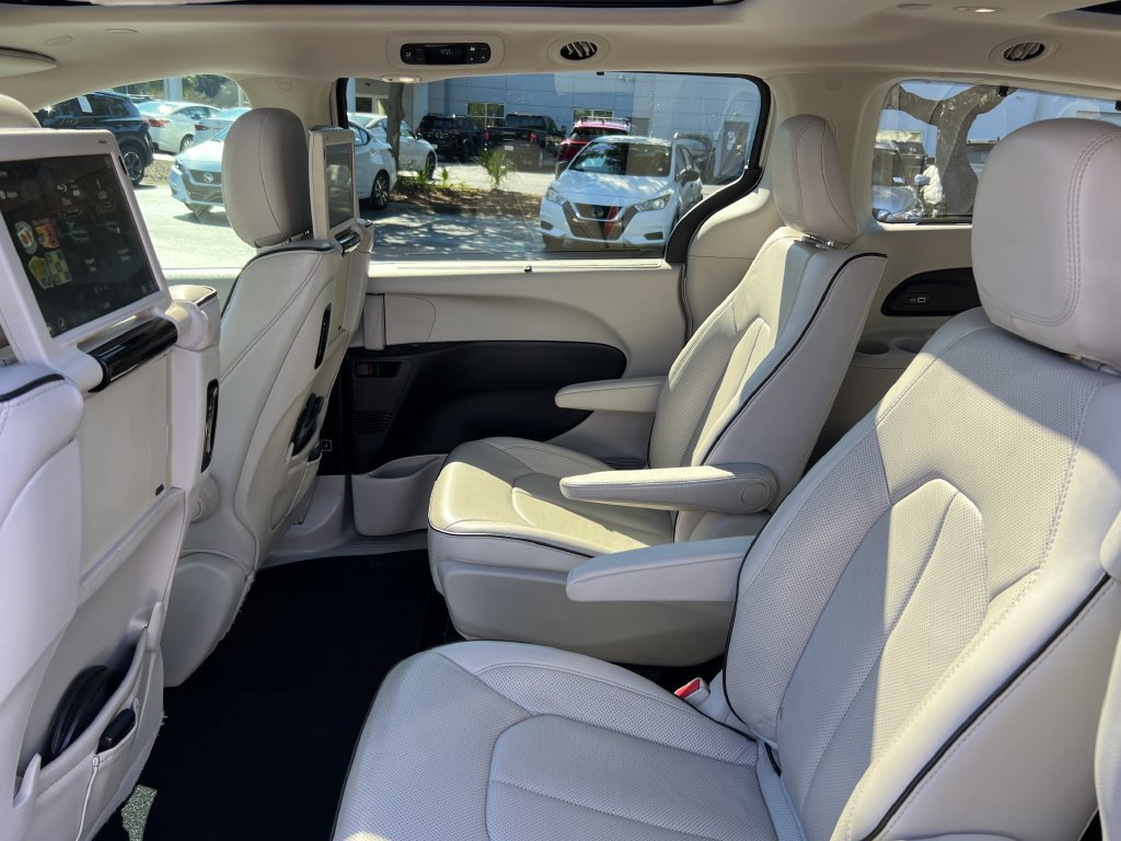 Used 2021 Chrysler Pacifica Limited w/ Uconnect Theater Family Group FWD image 16
