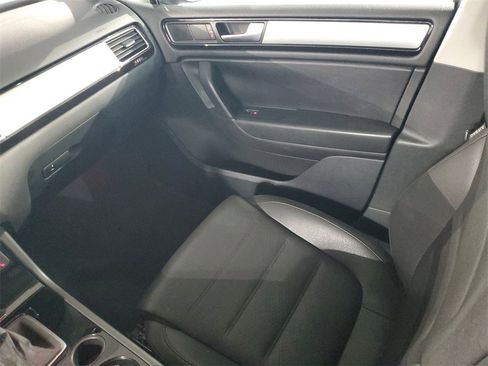 Used 2014 Volkswagen Touareg Sport image 11