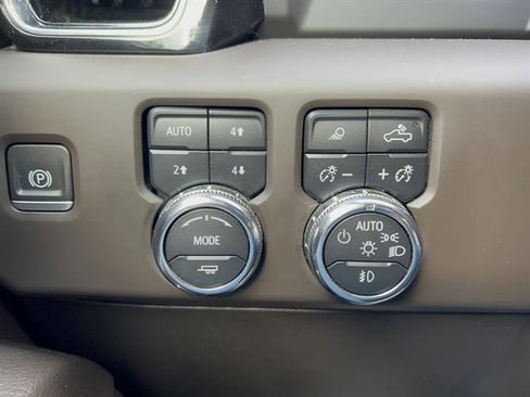 Used 2024 GMC Sierra 3500 Denali image 27