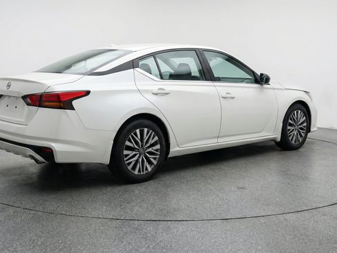 Used 2025 Nissan Altima 2.5 SV FWD image 9