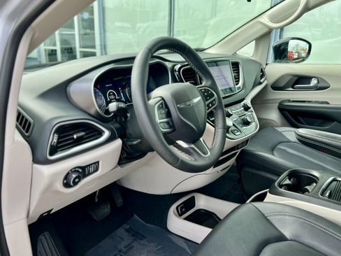 Used 2024 Chrysler Pacifica Touring-L FWD image 14