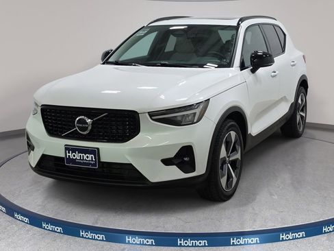 Used 2023 Volvo XC40 B5 Plus AWD/4WD image 1