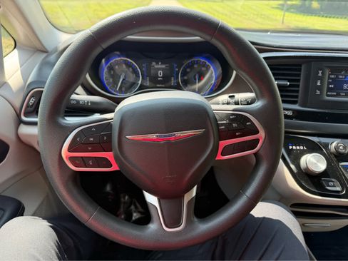 Used 2017 Chrysler Pacifica Touring FWD image 15