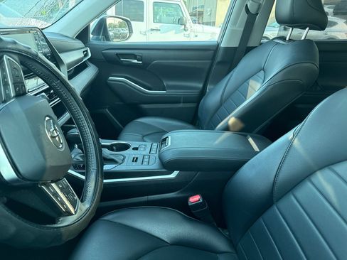 Used 2021 Toyota Highlander XLE AWD/4WD image 8