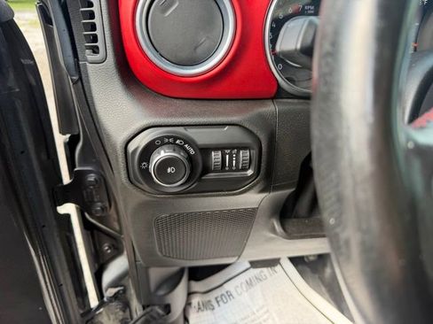 Used 2019 Jeep Wrangler Unlimited Rubicon w/ Advanced Safety Group AWD/4WD image 17