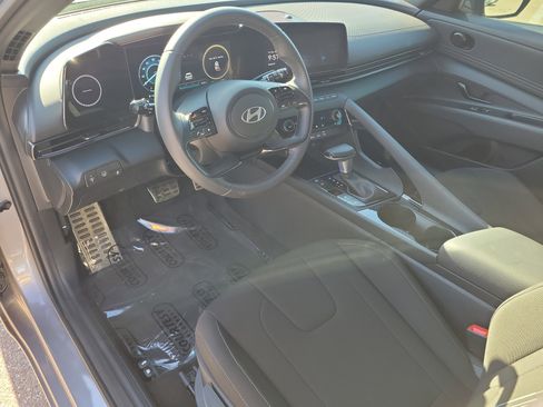 Used 2025 Hyundai Elantra SEL image 20