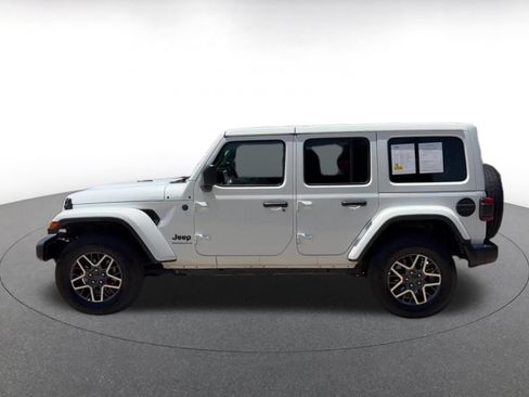 Used 2025 Jeep Wrangler Unlimited Sahara AWD/4WD image 9