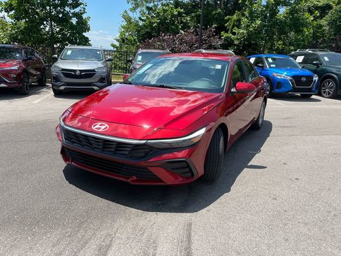 Used 2024 Hyundai Elantra SE FWD image 3