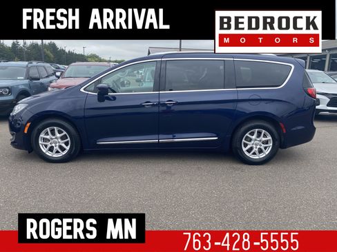 Used 2020 Chrysler Pacifica Touring-L FWD image 1
