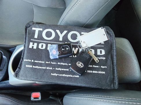 Used 2014 Toyota Prius Plug-In Hybrid image 21