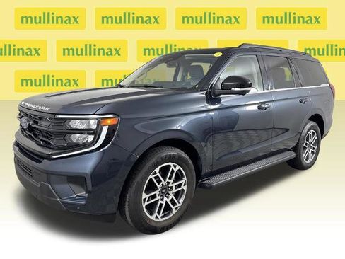 Certified 2025 Ford Expedition Active image 4