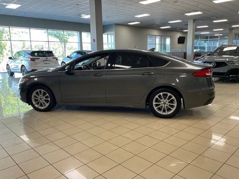 Used 2019 Ford Fusion SE FWD image 4