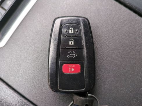 Used 2022 Toyota Highlander XLE FWD image 29