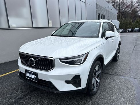 Certified 2023 Volvo XC40 B5 Plus w/ Climate Package AWD/4WD image 4