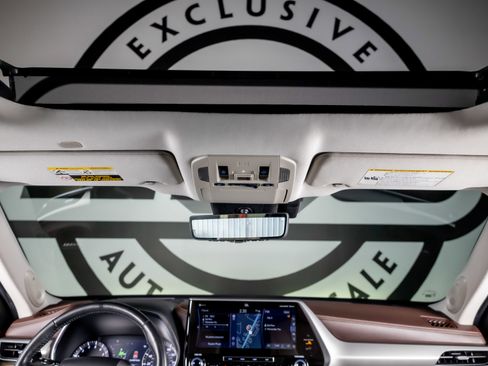 Used 2021 Toyota Highlander Platinum FWD image 9