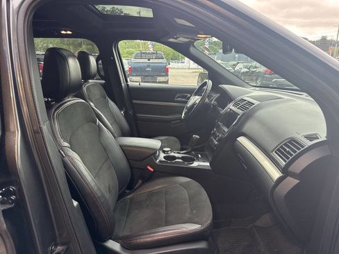 Used 2018 Ford Explorer XLT w/ Equipment Group 202A AWD/4WD image 7