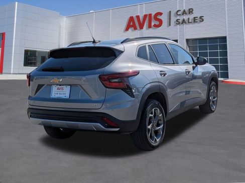 Used 2025 Chevrolet Trax LT w/ LT Convenience Package FWD image 5