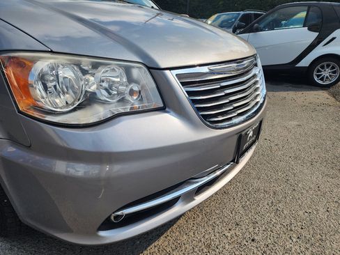 Used 2014 Chrysler Town & Country Touring image 31