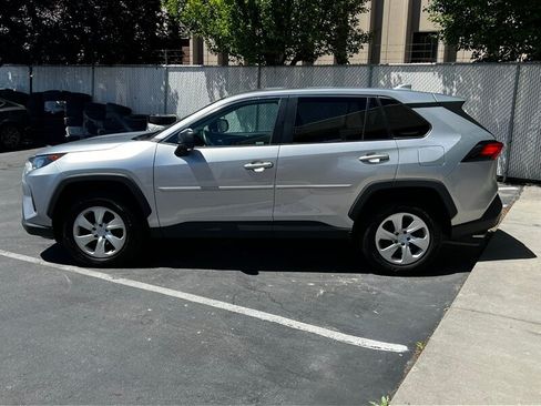 Used 2022 Toyota RAV4 LE AWD/4WD image 4