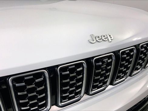 Used 2025 Jeep Grand Cherokee L Summit w/ Luxury Tech Group V AWD/4WD image 30
