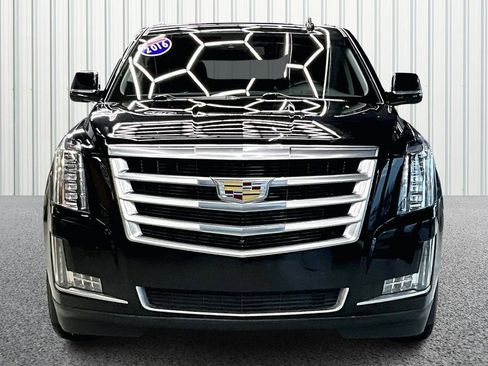 Used 2016 Cadillac Escalade Luxury image 2