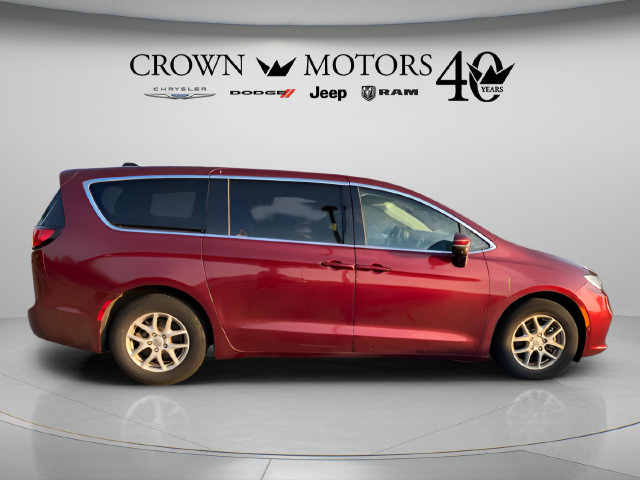 Used 2023 Chrysler Pacifica Touring-L FWD image 7