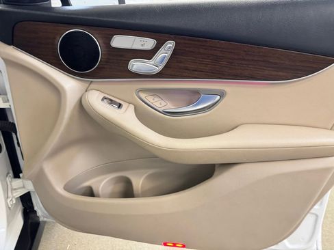 Used 2021 Mercedes-Benz GLC 300 image 31