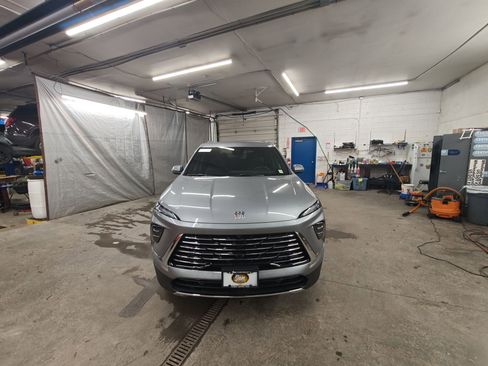 Used 2025 Buick Enclave Preferred image 6