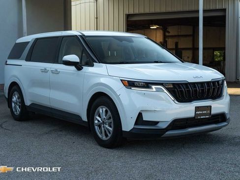 Used 2024 Kia Carnival LX image 3