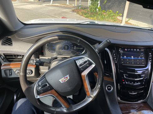 Used 2019 Cadillac Escalade ESV 4WD image 7